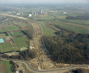 118941 Luchtfoto van de in aanleg zijnde A27 door het landgoed Amelisweerd te Utrecht, uit het zuidwesten met op de ...